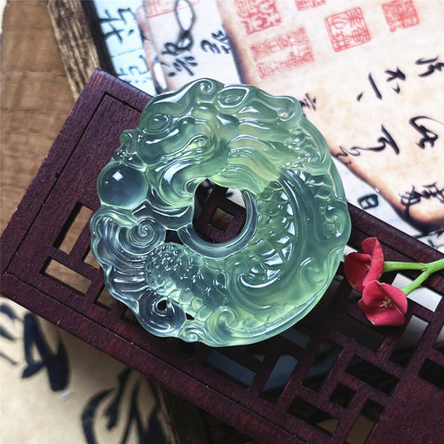 天然岫玉绿色龙鱼吊坠180料高油
