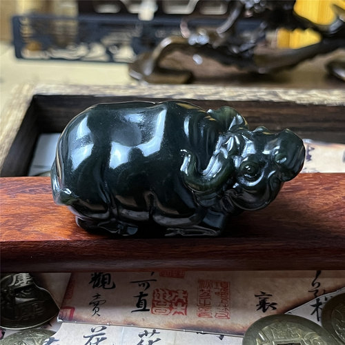 天然岫玉河磨玉牛气冲天手把件