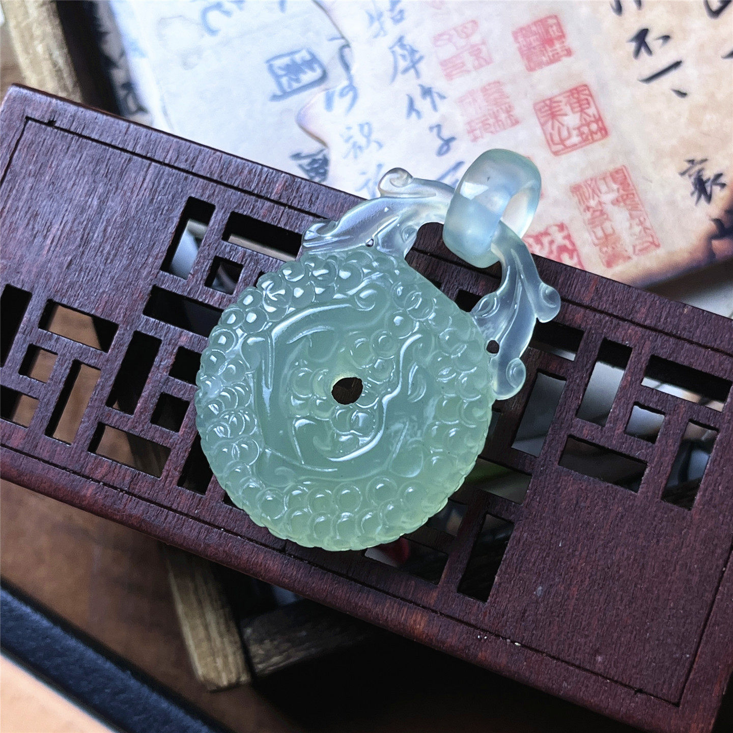 天然岫玉螭龙扣吊坠保真手工立体雕刻男女款仿古玉石挂件实物拍摄