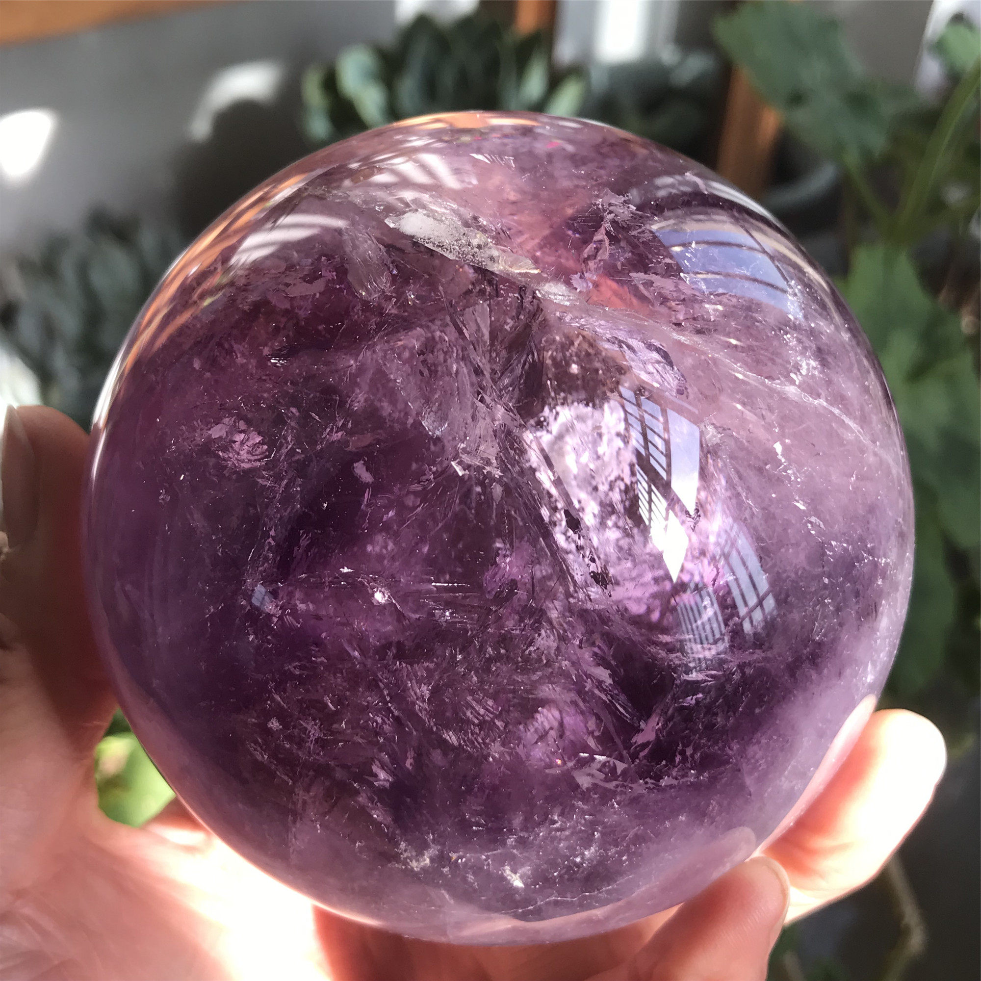 马达加斯加天然紫水晶球摆件包裹金字塔家居风水装饰紫晶原石打磨
