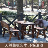 Балконный двор отдых с твердым деревянным столом и стулом.