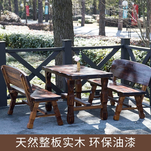 Балконный двор отдых с твердым деревянным столом и стулом.