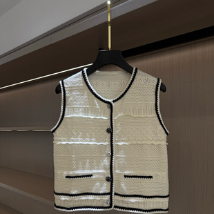 轻松高级感~钻扣设计 小香风黑白浮雕贝壳镂空花针织马甲无袖背心