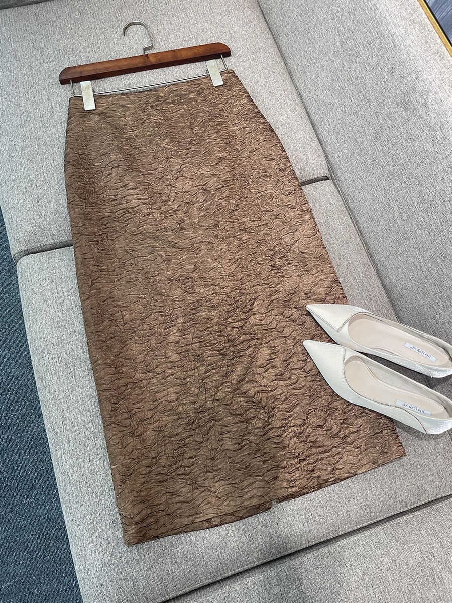 新款百搭褶皱肌理感直筒半身裙