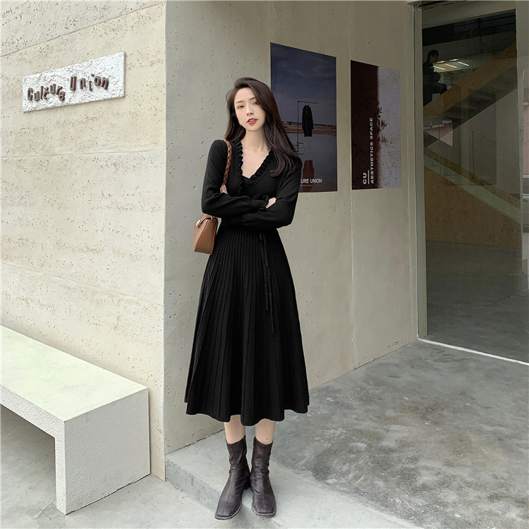 Real auction real price red knitted dress with waist in autumn and winter, slim and slim V-neck A-line skirt
