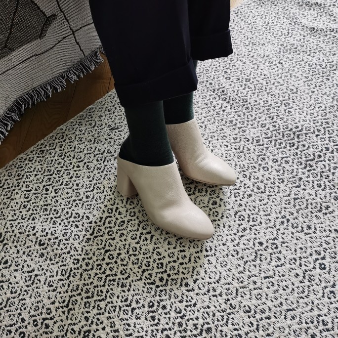 德国采购新上MARSELL白色软皮女中口尖头半拖鞋中跟穆勒鞋半拖鞋