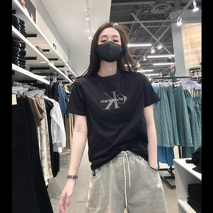 CK Calvin Klein女士夏季新款印花圆领纯棉舒适休闲短袖T恤CW80