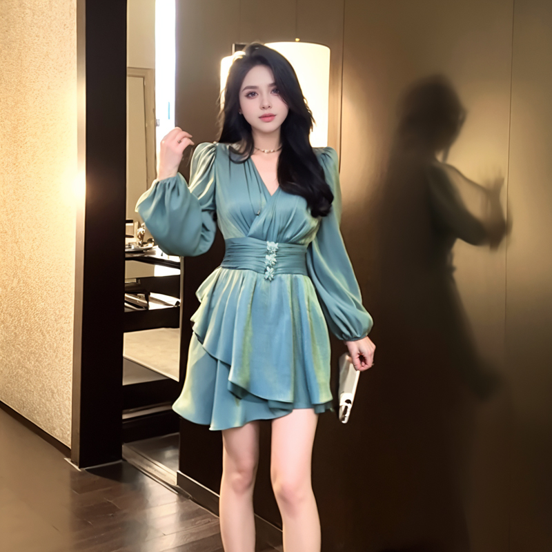 今天设计师流行的连衣裙高级感V领长袖收腰不规则遮肚A版短款裙子