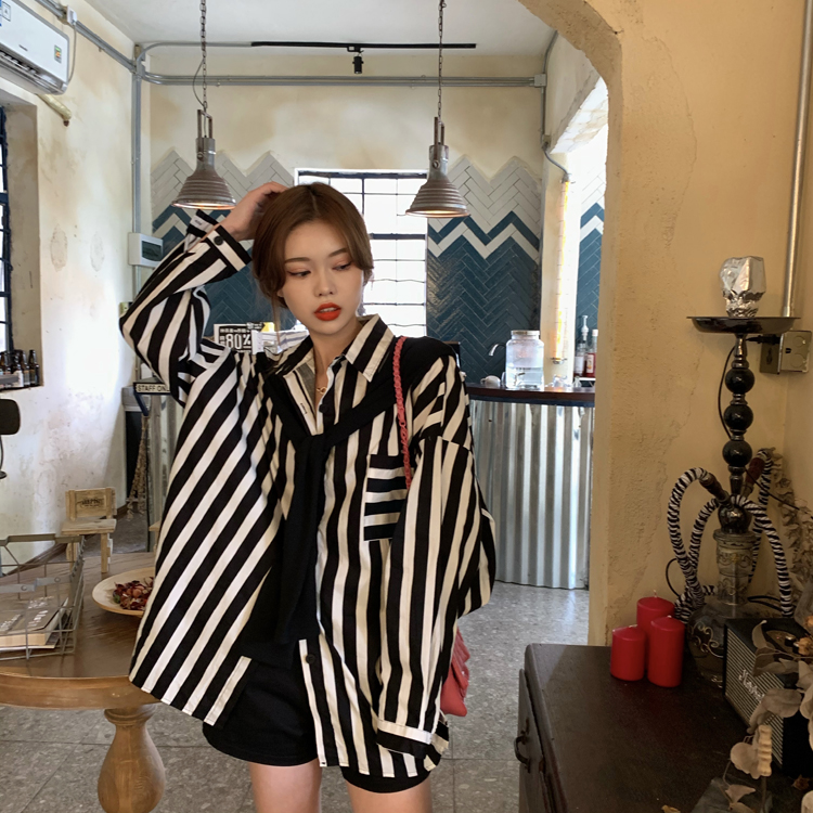 Real shot real price ~ Korean autumn loose casual simple versatile black and white shawl Long Sleeve Shirt