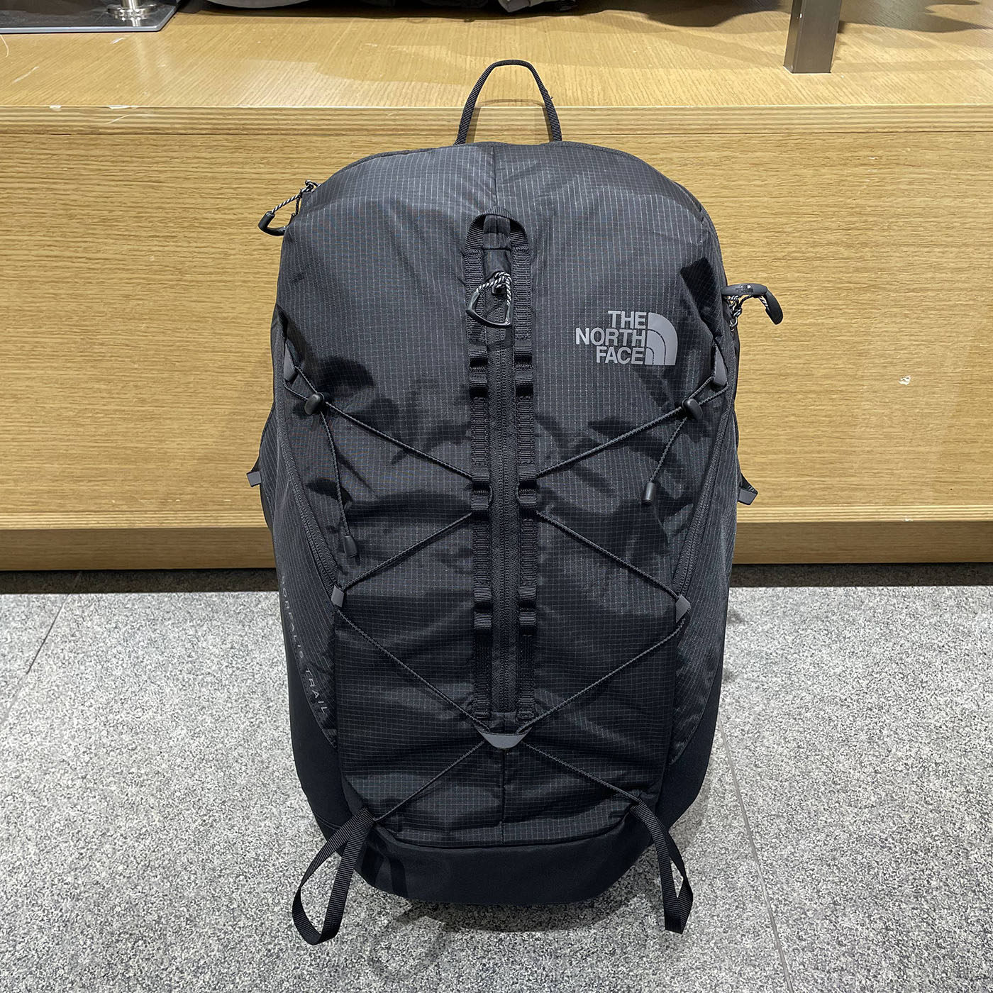 thumbnail for 2026 Spring and Summer Thenorthface Men's and Women's Outdoor Hiking and Mountaineering 26-Liter Backpack 8E9Z