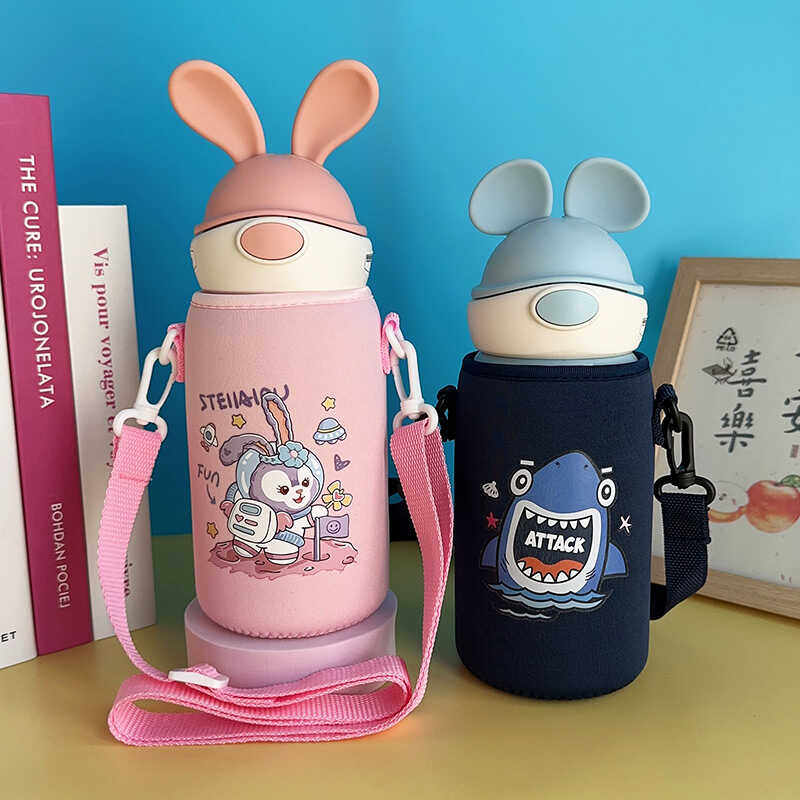 杯具熊硅胶耳朵儿童保温杯套兔飞飞吸管杯子套袋背带斜跨 600ml