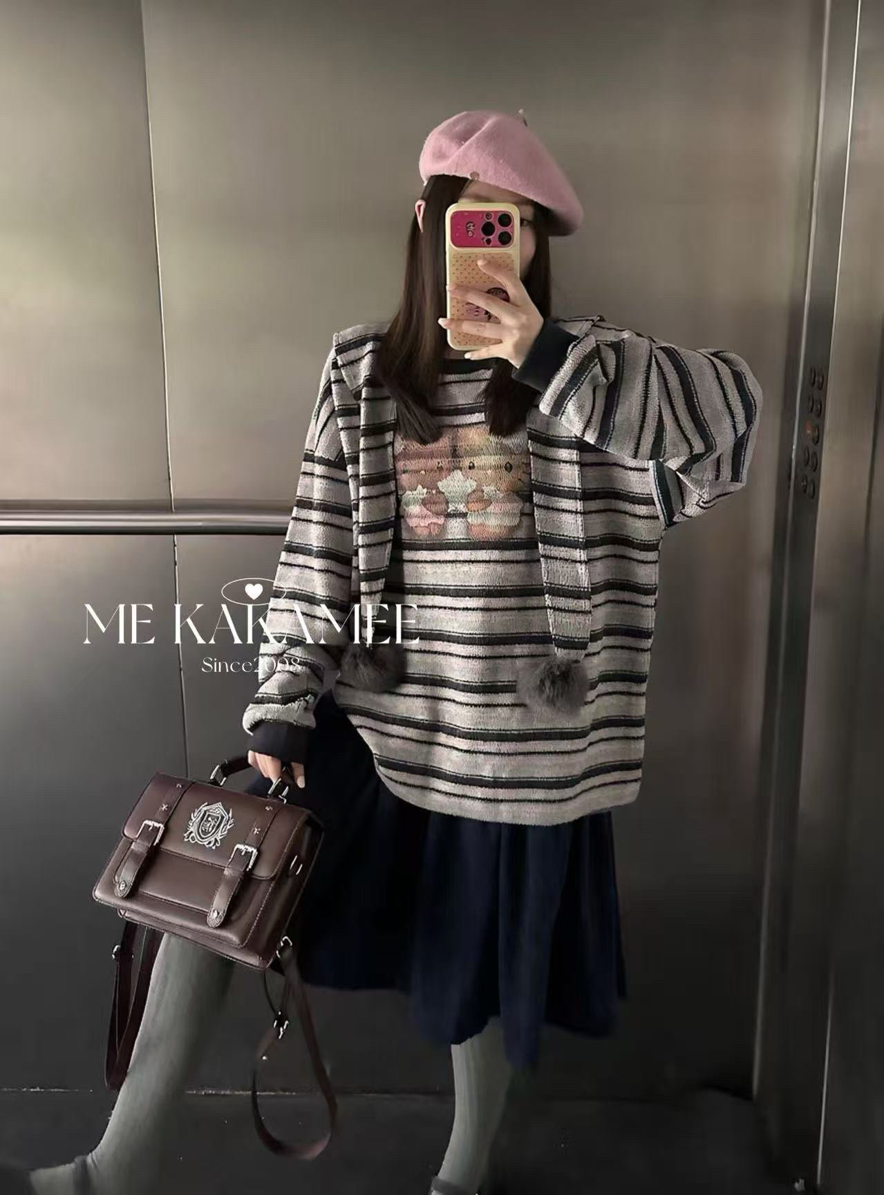 ME KAKAMEE冬新品喷画KT猫毛感条纹卫衣  配免毛毛球披肩9737