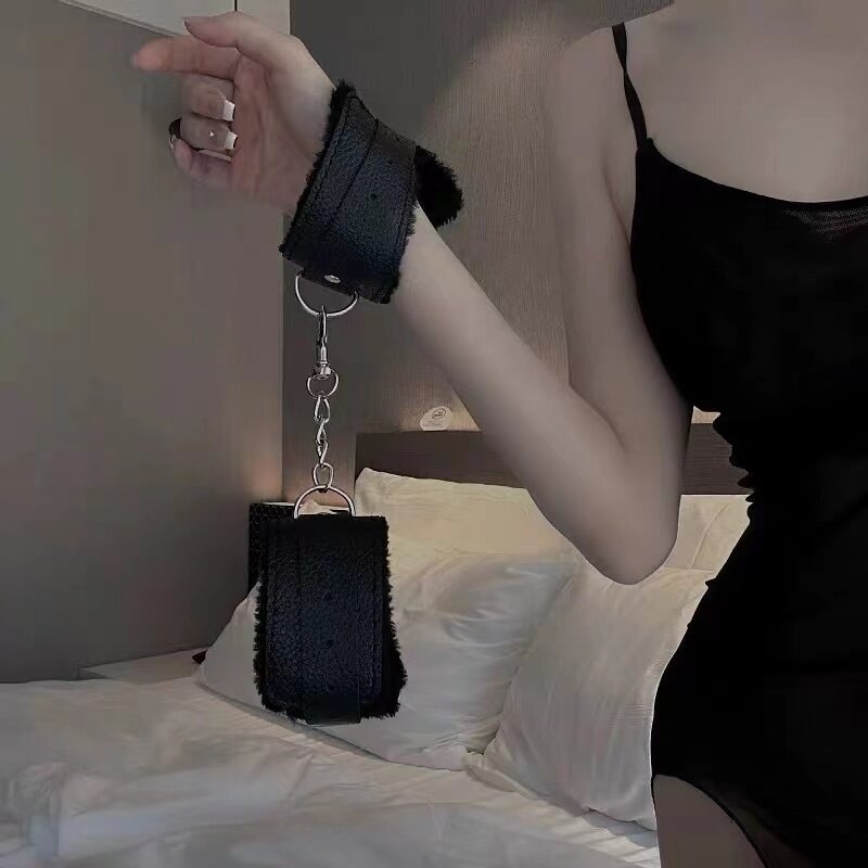 铃铛黑色皮革手铐剧本杀游戏道具手链加重情侣玩具脚铐男女脚镣环