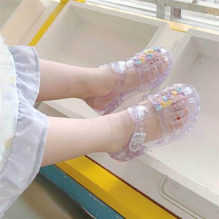 凉鞋女童2026新款可下水果冻水晶凉鞋女孩潮包头夏季软底可爱风车