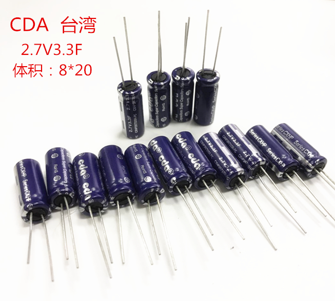台湾CDA超级电容。行车记录仪不带电池，因为记录仪坏了的大多数是天气一热，电池在夏天高温会爆炸爆炸、鼓包、基本上大多数记录仪质量差就是这个原因。不带电池还是有这个好处的，电容的作用就是熄火断电后，会延迟关机，把视频保存下来，还有语音提示，这个细节还是业界普遍使用的