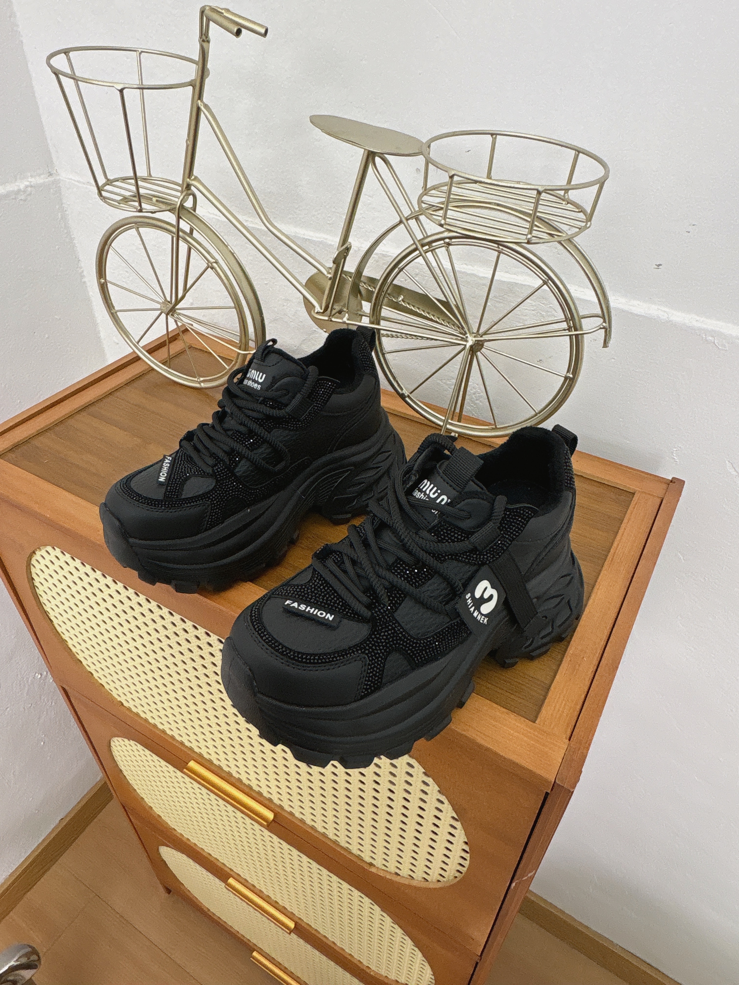 欧货冬季加绒水钻厚底老爹鞋女百搭舒适轻便增高透气休闲运动鞋潮