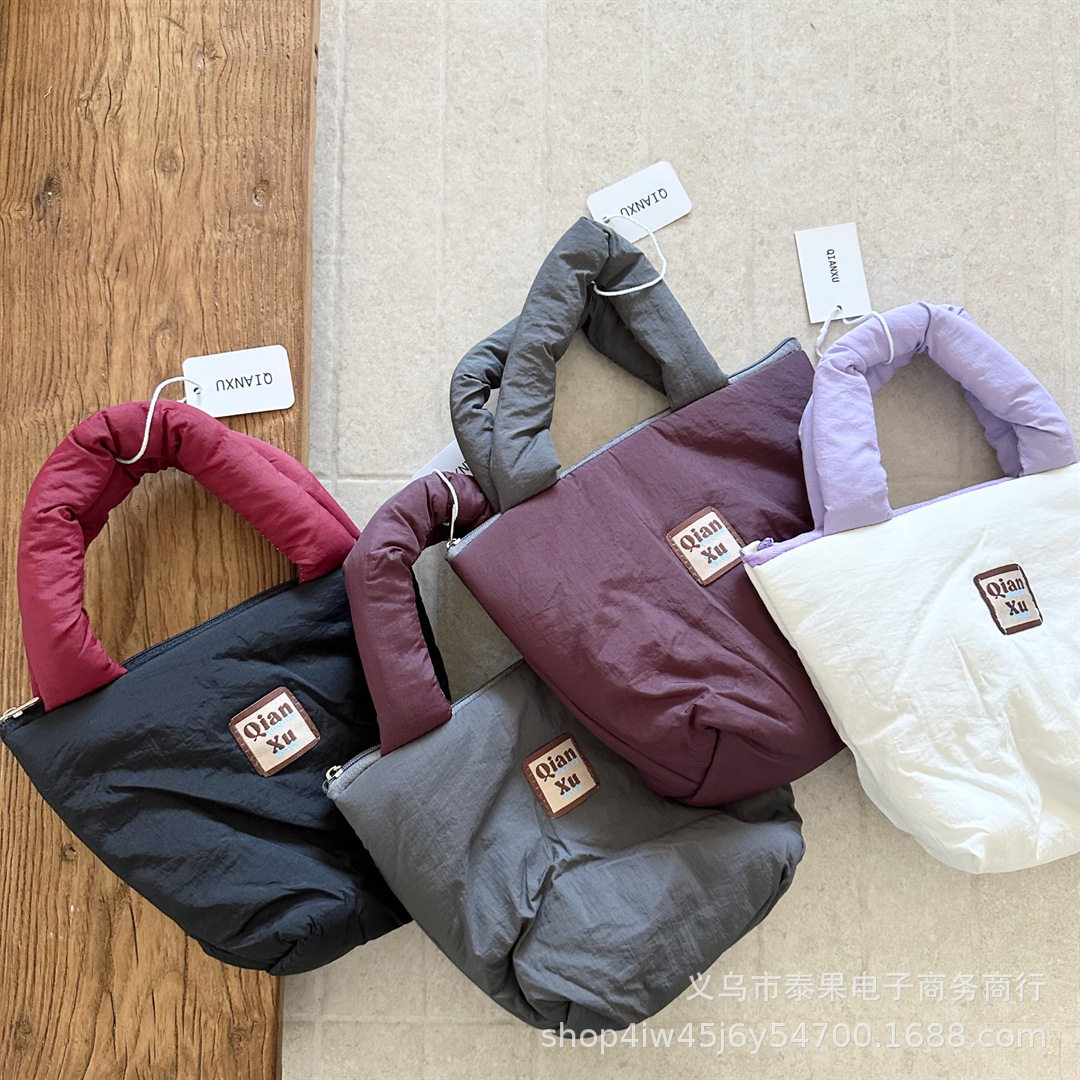 25年初秋新款洋气夹棉轻薄款女士撞色手提包时尚云朵手拎羽绒包潮