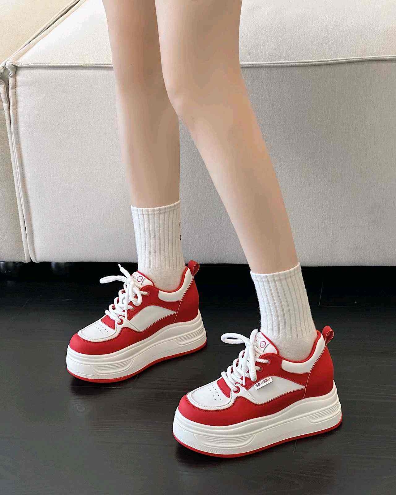 秀禾婚鞋女2025年新款运动板鞋厚底内增高不累脚红色小个子新娘鞋