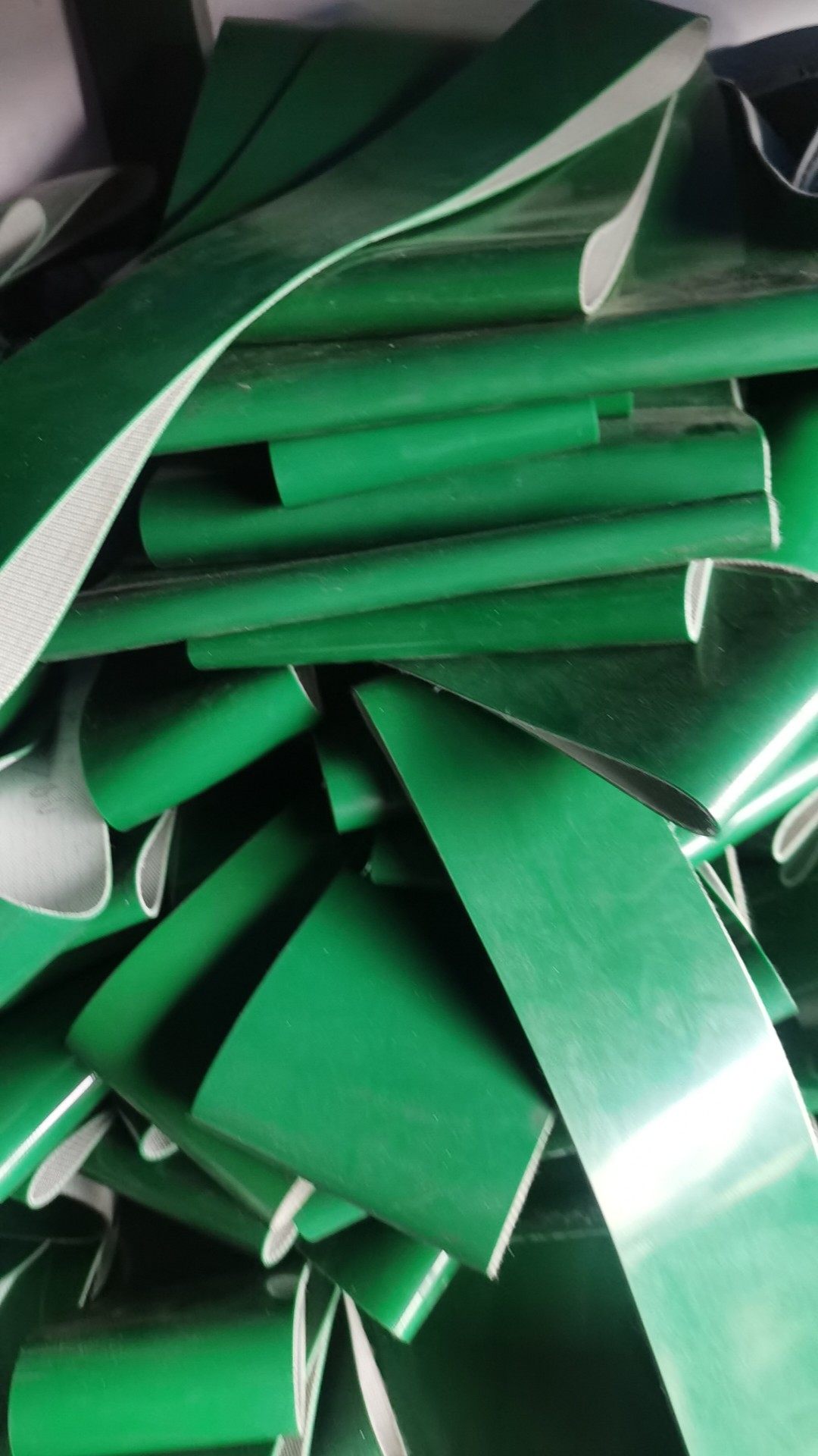 PVC输送带流水线拉带PU输送带传动带爬坡带片基带平皮带绿色白色