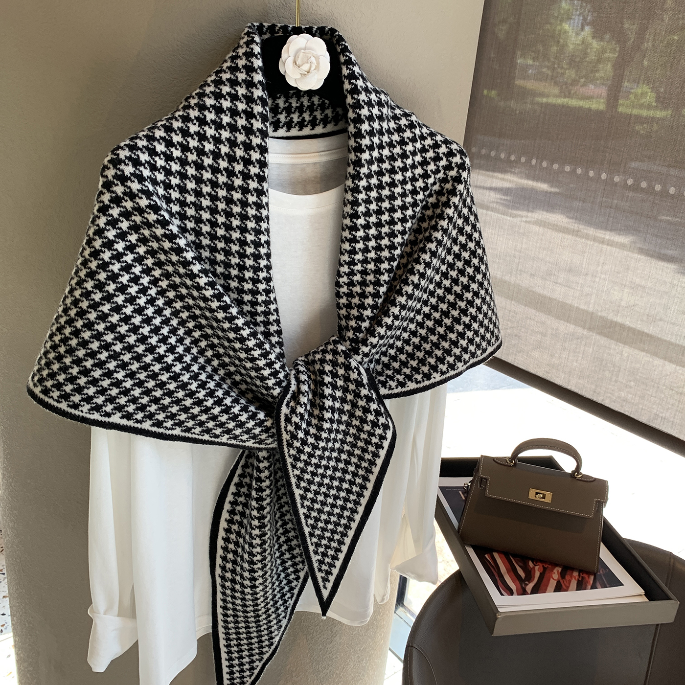 2025新款千鸟格披肩女外搭叠穿秋冬保暖三角巾针织围巾女高级感