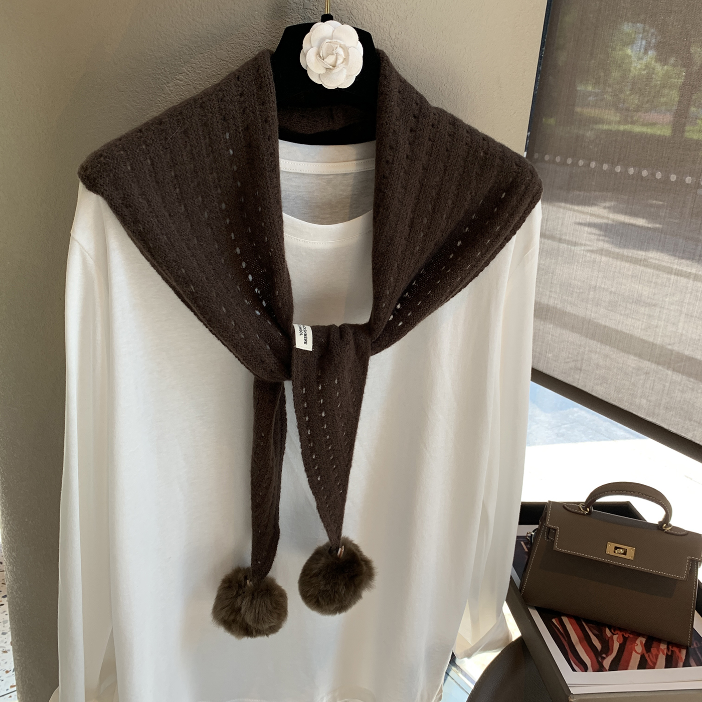 韩国简约复古绵羊毛羊绒披肩女秋冬保暖针织兔毛球三角巾围巾