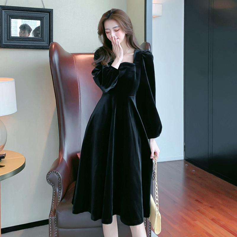 New women's dress in autumn and winter 2020 French style vintage velvet long skirt with thin waist and long sleeve small black skirt