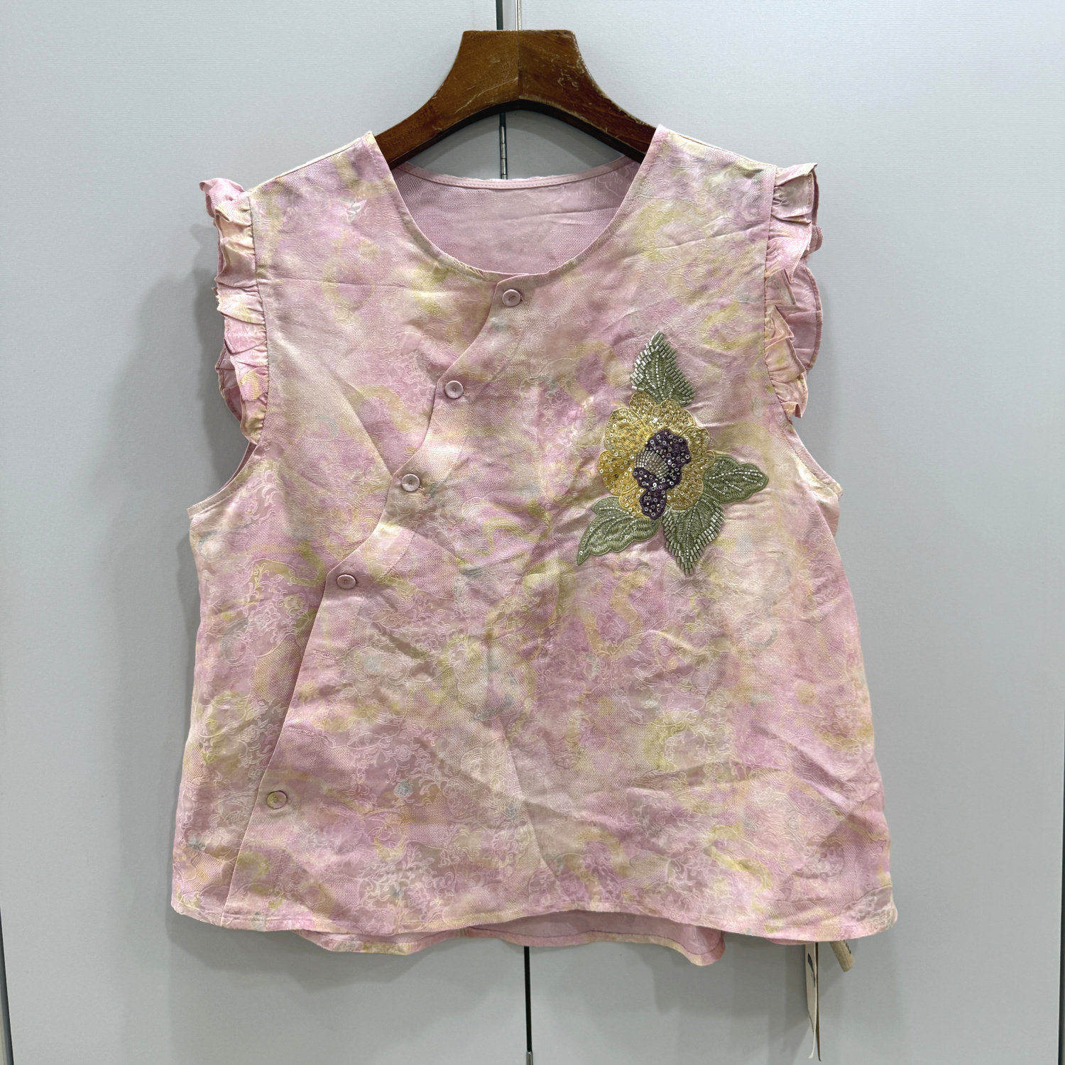 26813 木耳花边袖亮片刺绣花斜门禁扣圆领后荷叶边A字真丝衬衣