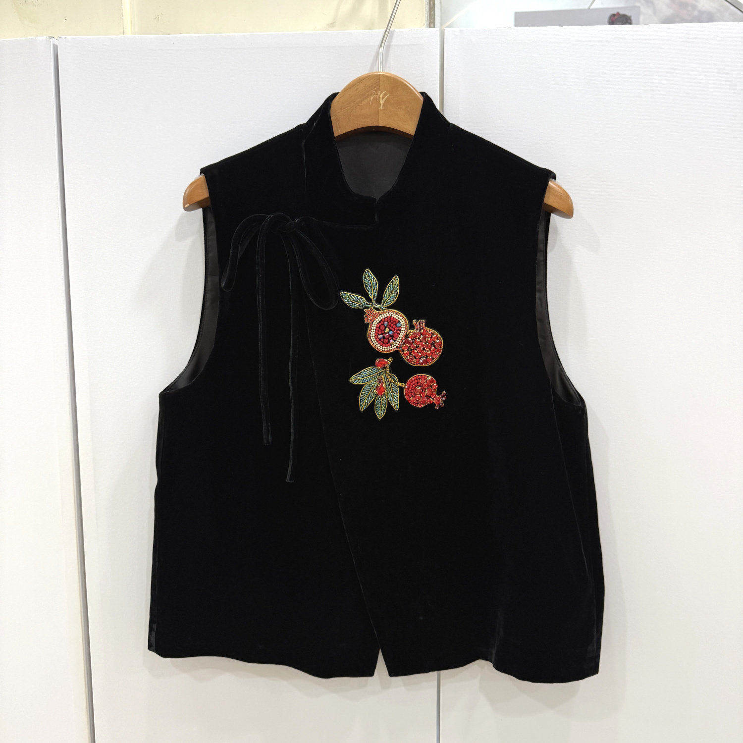 26756欧洲站2026春新款立领流苏系带钉珠刺绣花真丝丝绒国风马甲