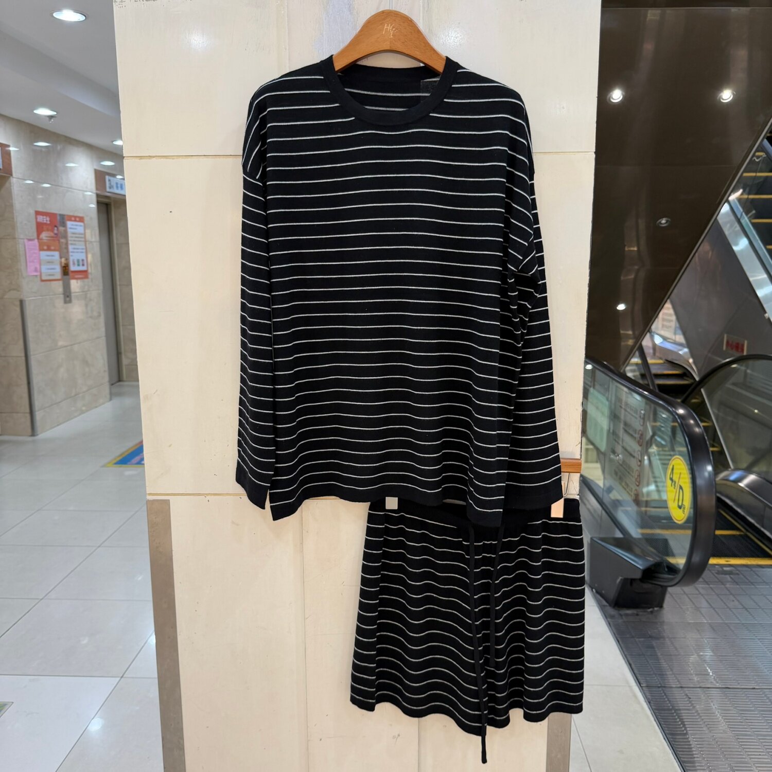 103-26023慵懒风条纹套装女显瘦减龄通勤针织两件套长袖上衣+短裤