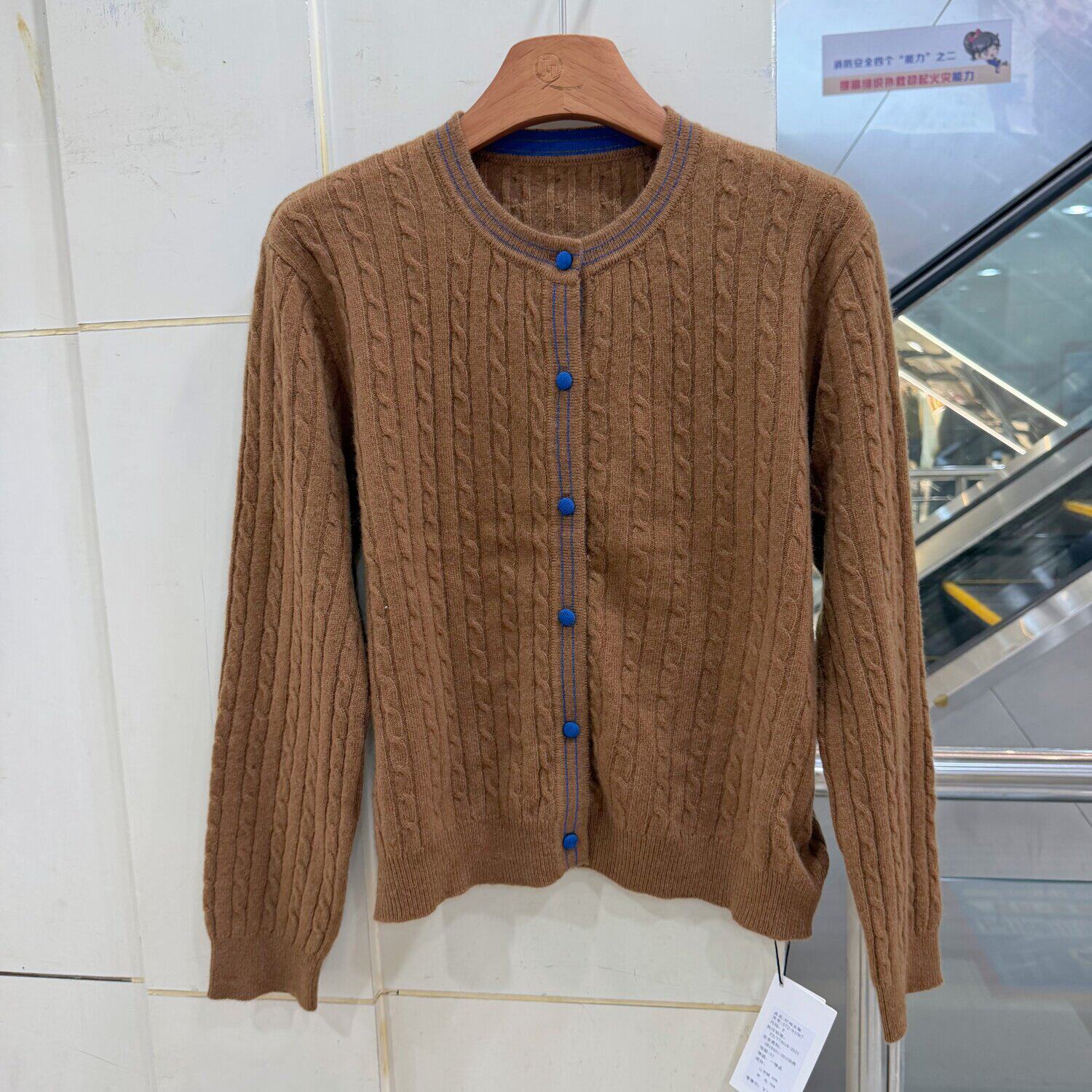 072-91067 撞色压线单排扣圆领麻花纹休闲羊毛羊绒毛衣开衫秋装女