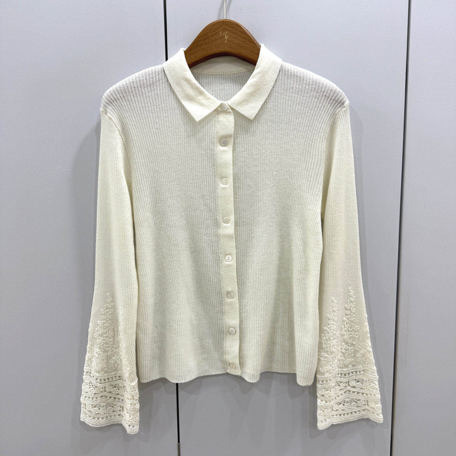 261026欧洲站2026春时尚翻领单排扣镂空刺绣袖口百搭显瘦针织上衣