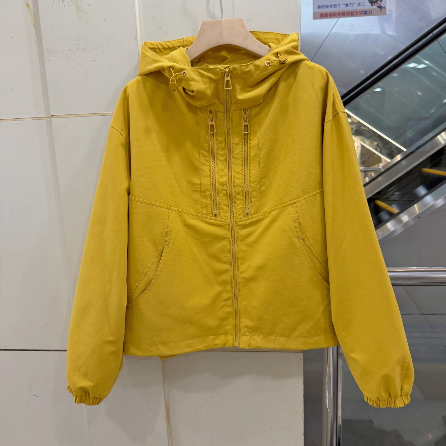 63030 欧货户外机能高密抗皱立体休闲连帽抽绳多拉链冲锋衣外套女