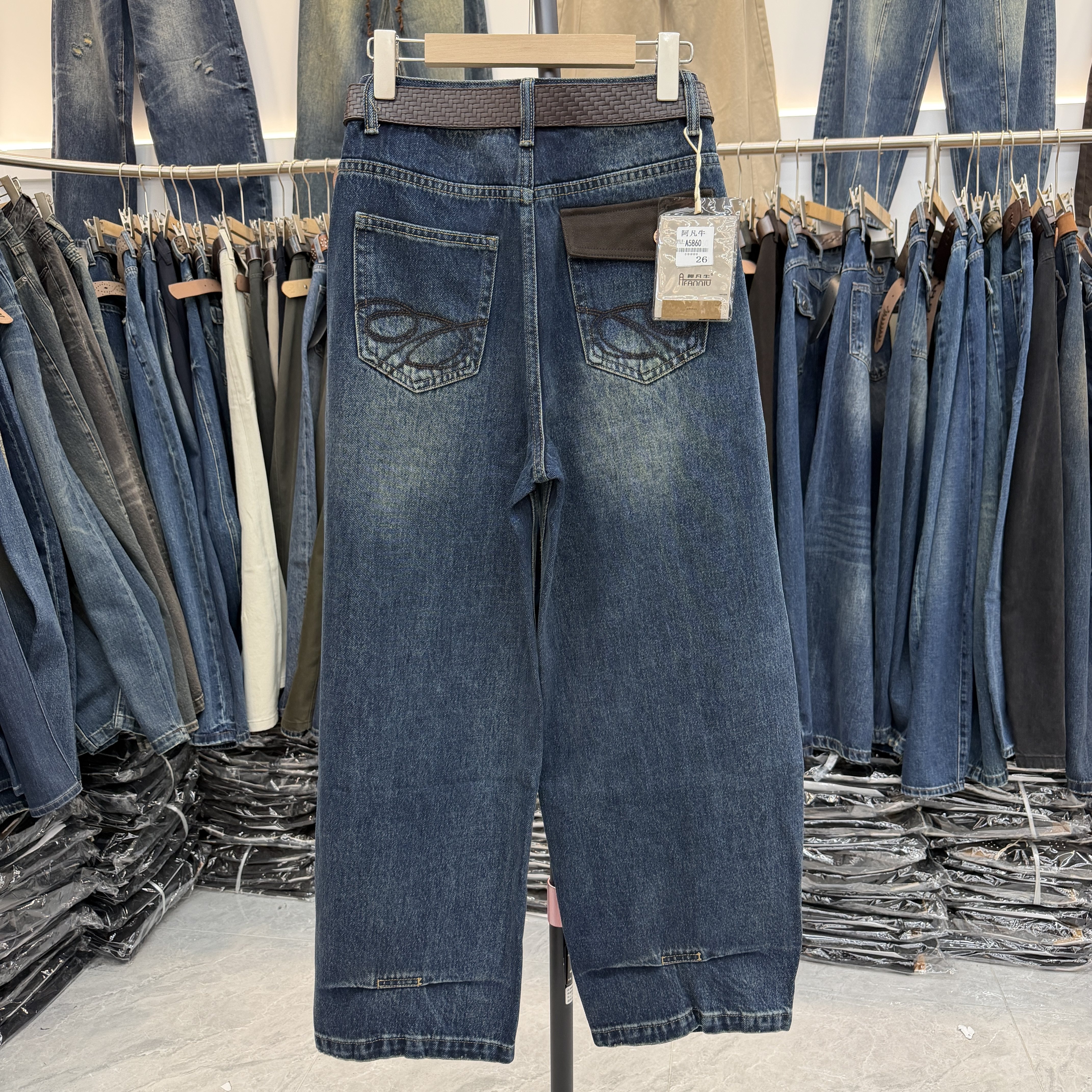 秋款JEANS阿凡牛5860牛仔裤女高腰猫须弯刀裤翻盖刺绣束脚裤2026