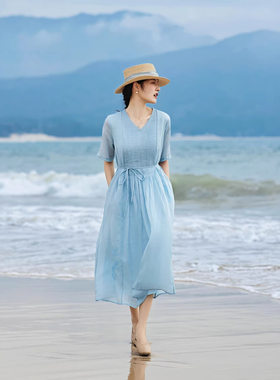 松弛感文艺休闲浅蓝色裙子女夏风琴褶V领棉麻休闲海边度假连衣裙