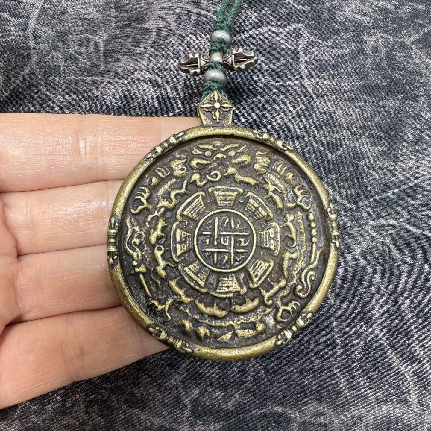 古玩杂项收藏仿古大清乾隆年制铜雕九宫八卦牌挂件吊坠,特色手工艺,西藏古代铜雕,淘宝优惠券,粉丝福利购,淘宝优惠卷