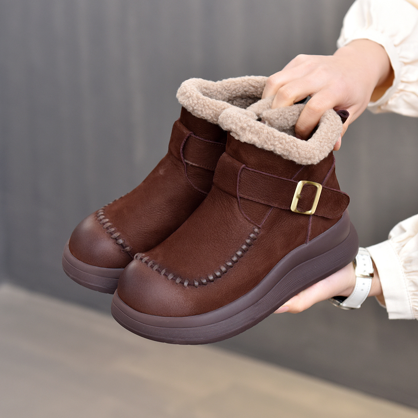 2025新款马丁靴头层牛皮上翘轻便s舒适保暖厚底显脚小短靴女