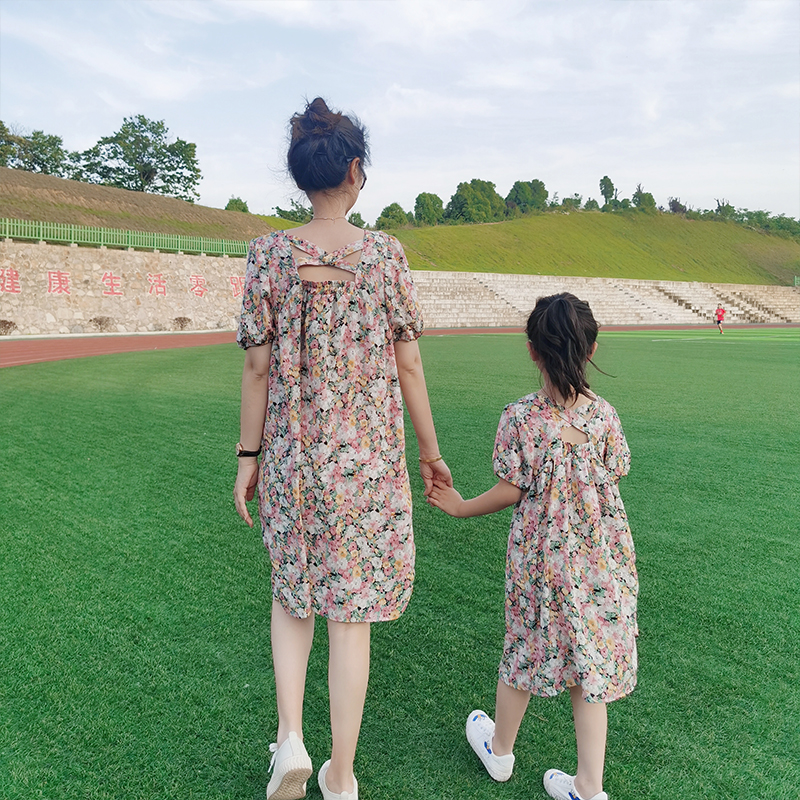 炸街一家三口亲子装2022夏装新款网红洋气碎花母子母女连衣裙套装