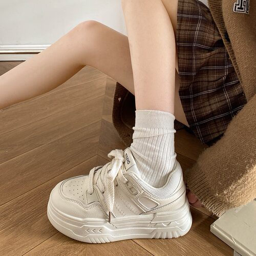 松糕跟学生复古百搭增高小白鞋女新款秋冬轻便运动鞋子