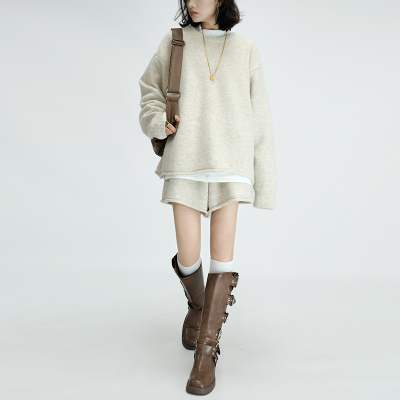 燕麦色慵懒风圆领毛衣短裤套装女