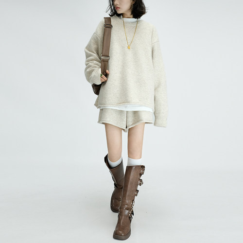 燕麦色慵懒风圆领毛衣短裤套装女
