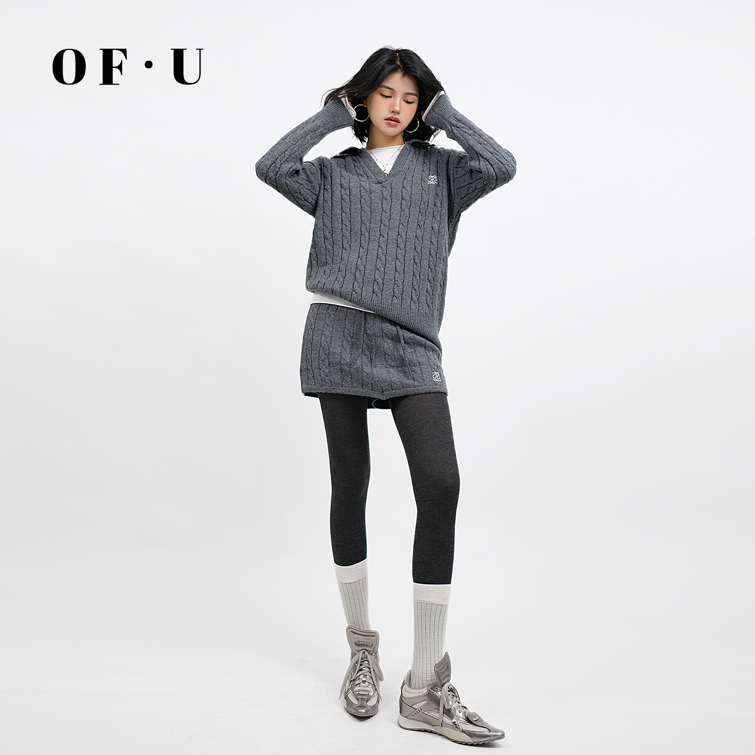 灰色翻领套头毛衣半身裙两件套女