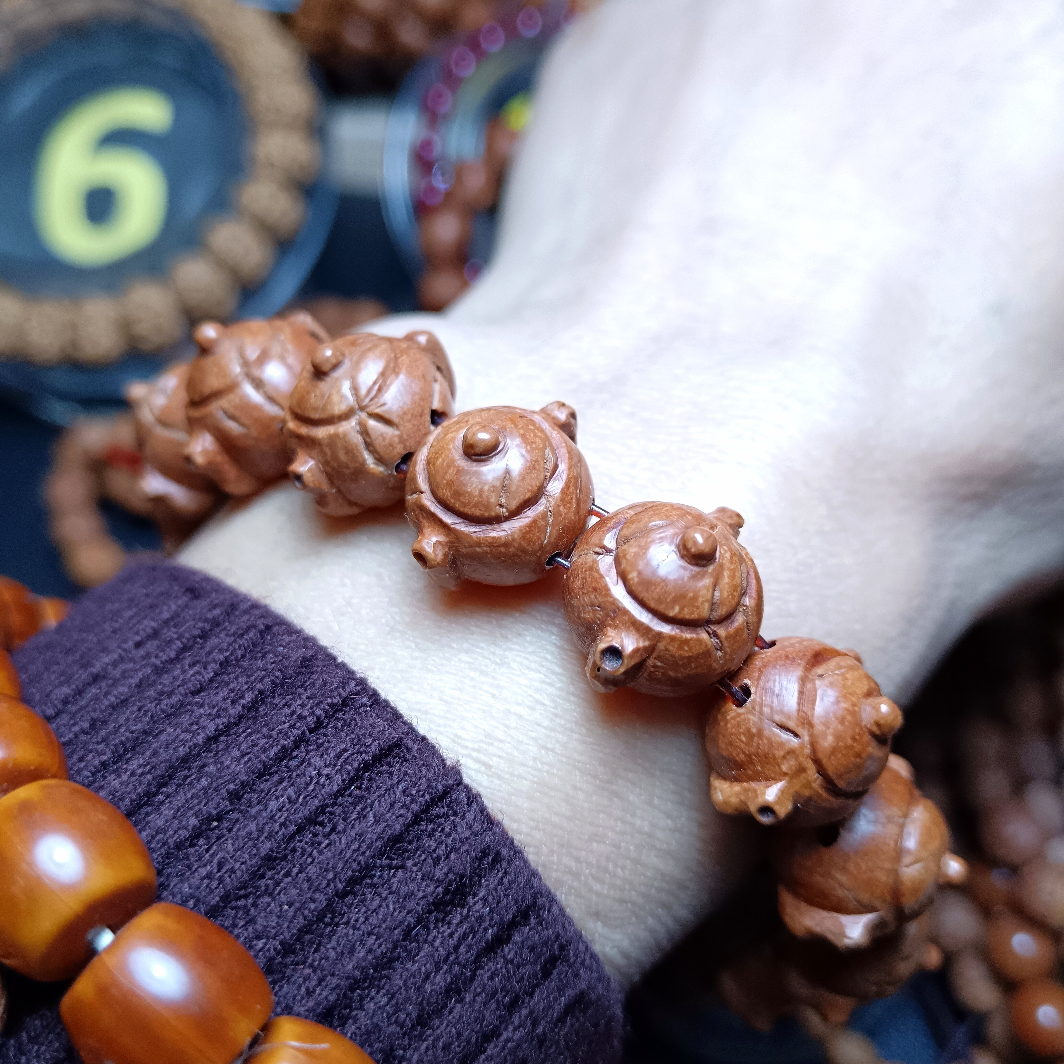 秦岭山野生龙纹桃核纯手工雕刻把把壶茶壶手串把把胡文玩手串