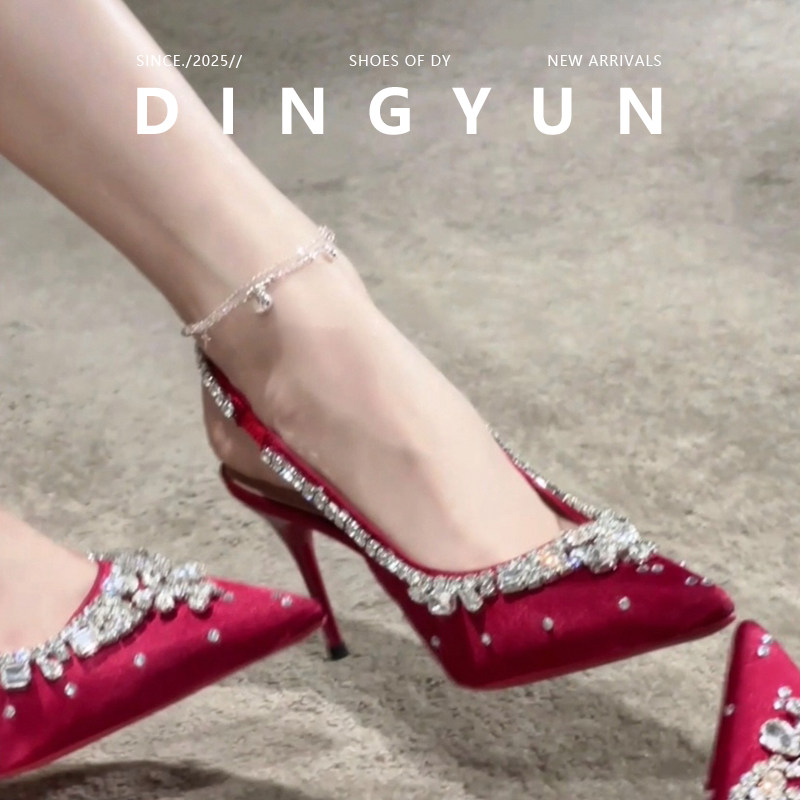 重工制作红色绸缎面水钻中式婚鞋