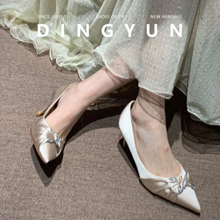 【丁允】气质温柔尖头绸缎面高跟鞋女水钻细跟浅口一脚蹬婚鞋2025