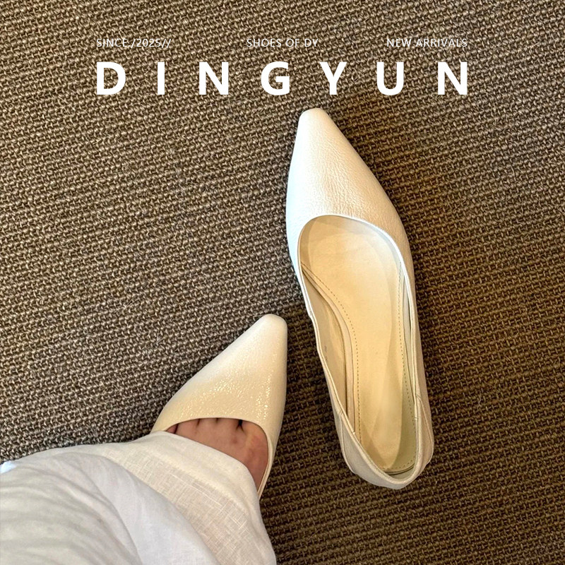 简约米白色尖头坡跟一脚蹬单鞋