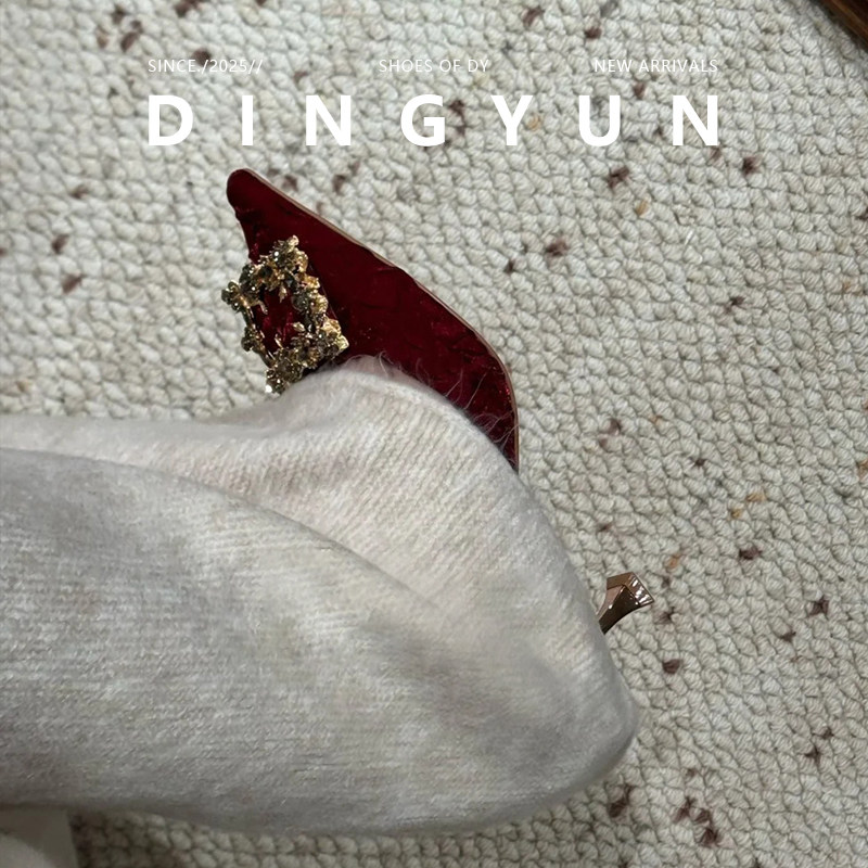 红色尖头缎面婚鞋气质单鞋