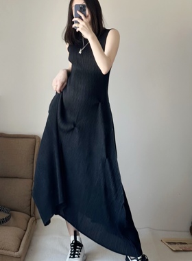 TVTV 拍不出的波光粼粼～褶皱牙签细褶黑色宽松无袖a字连衣裙