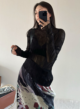 TVTV 独家褶皱～褶皱半透视柳条压褶黑色上衣抽象印花半裙