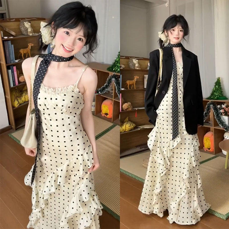 早春漂亮长裙吊带波点连衣裙2026正流行女春天ootd穿搭西装配裙子