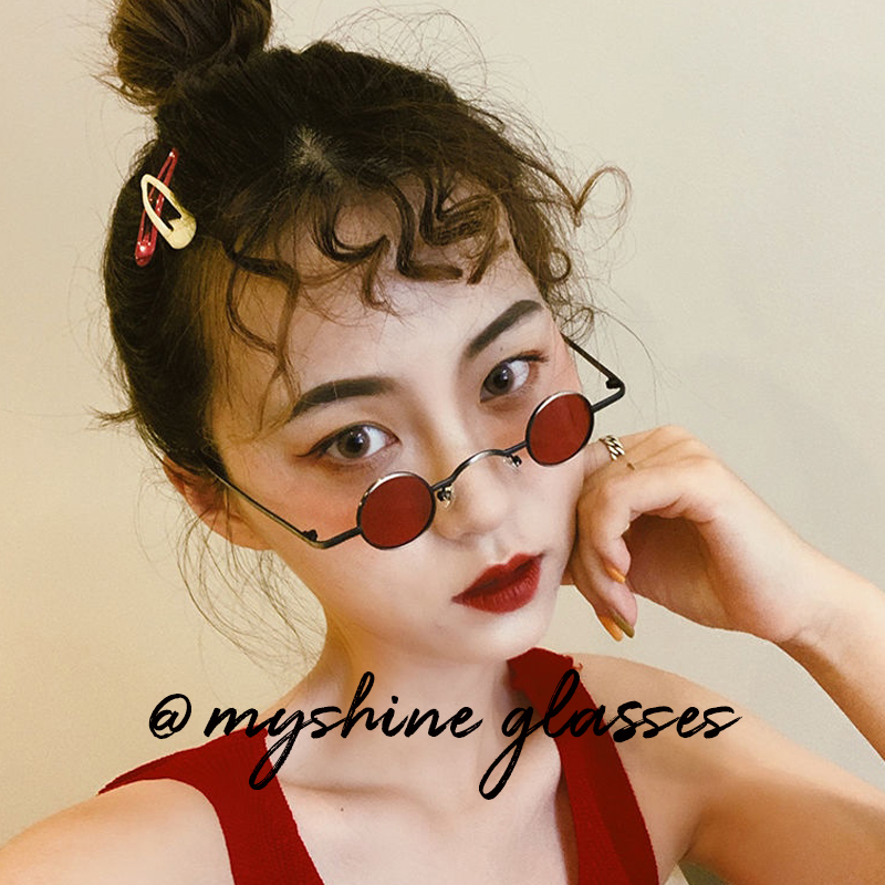 小墨镜拍照搞怪凹造型复古国潮风